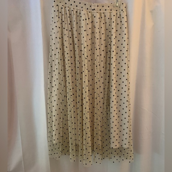 H&M Women’s Cream w/Black Polka Dots, Pleated Chiffon Skirt, Lined; Size S - Picture 6 of 7